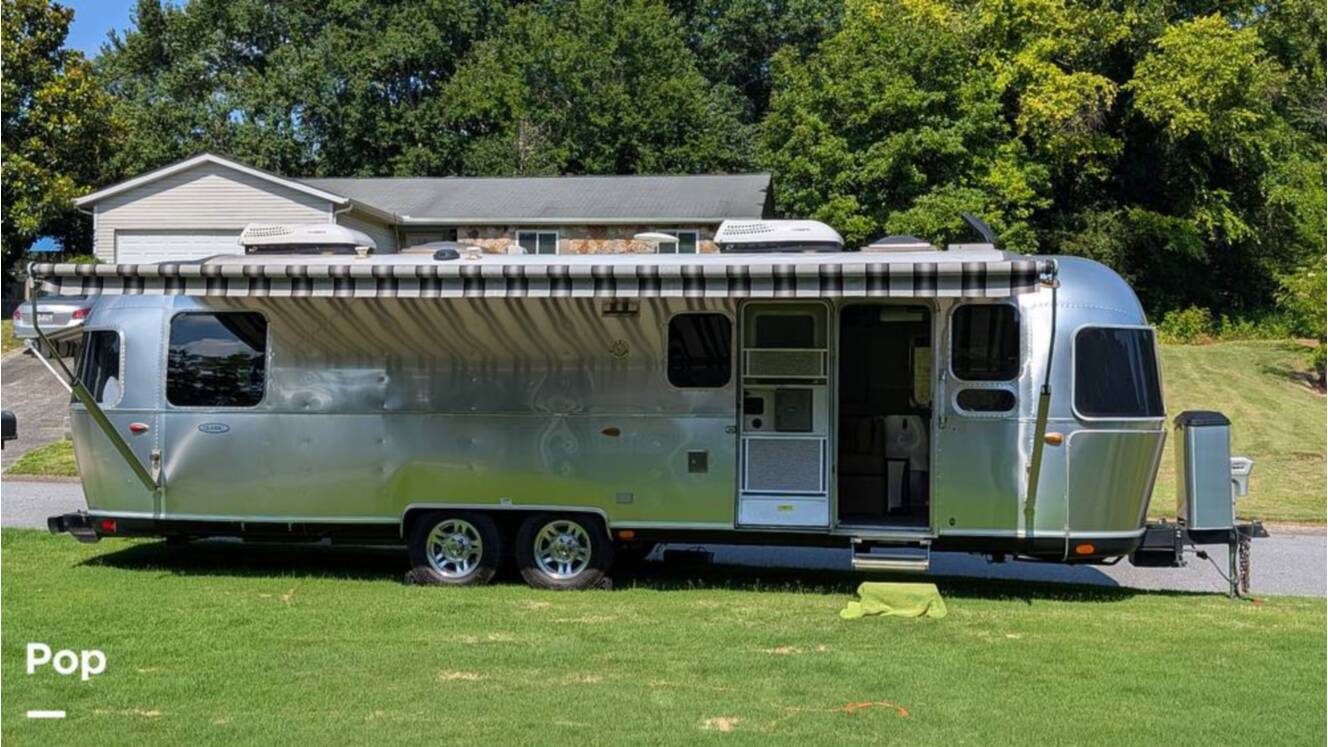 A photo of this 2018 Airstream Classic 30RB