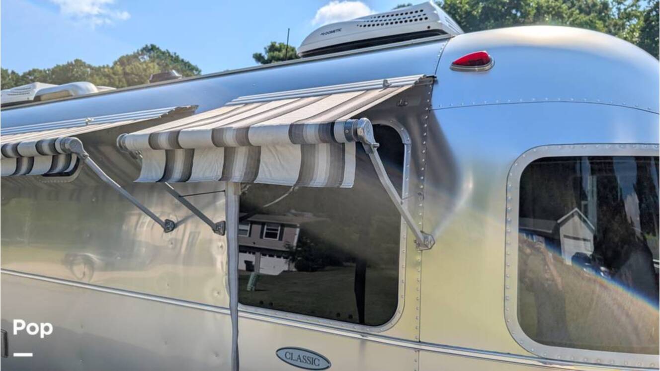 A photo of this 2018 Airstream Classic 30RB