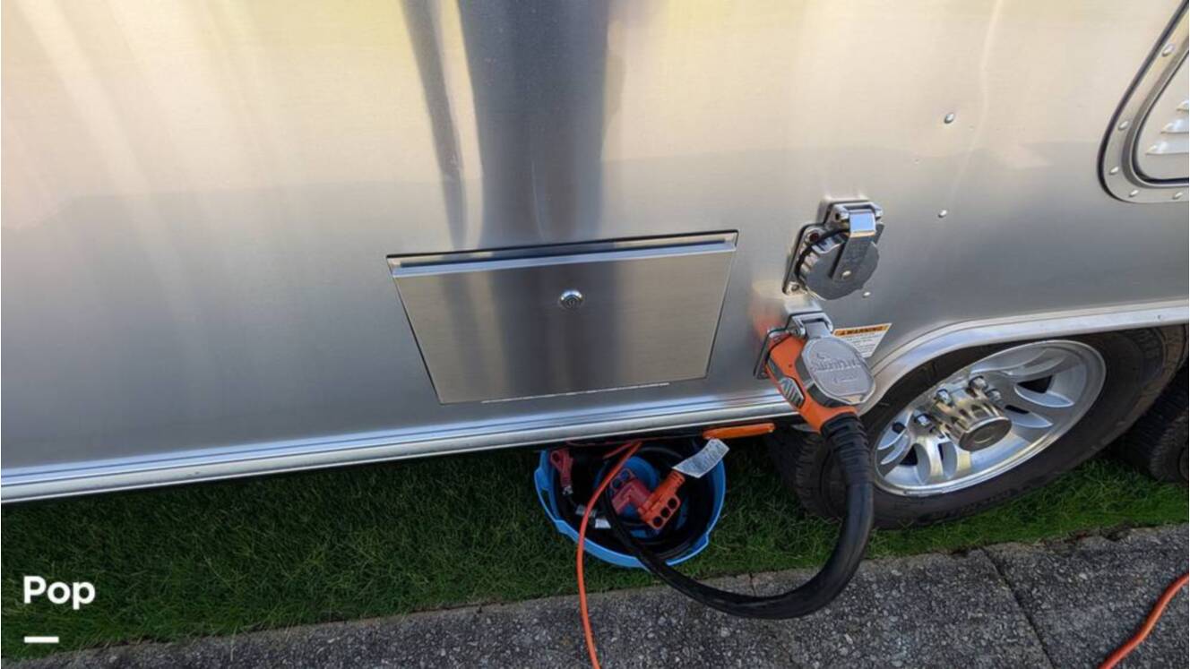 A photo of this 2018 Airstream Classic 30RB