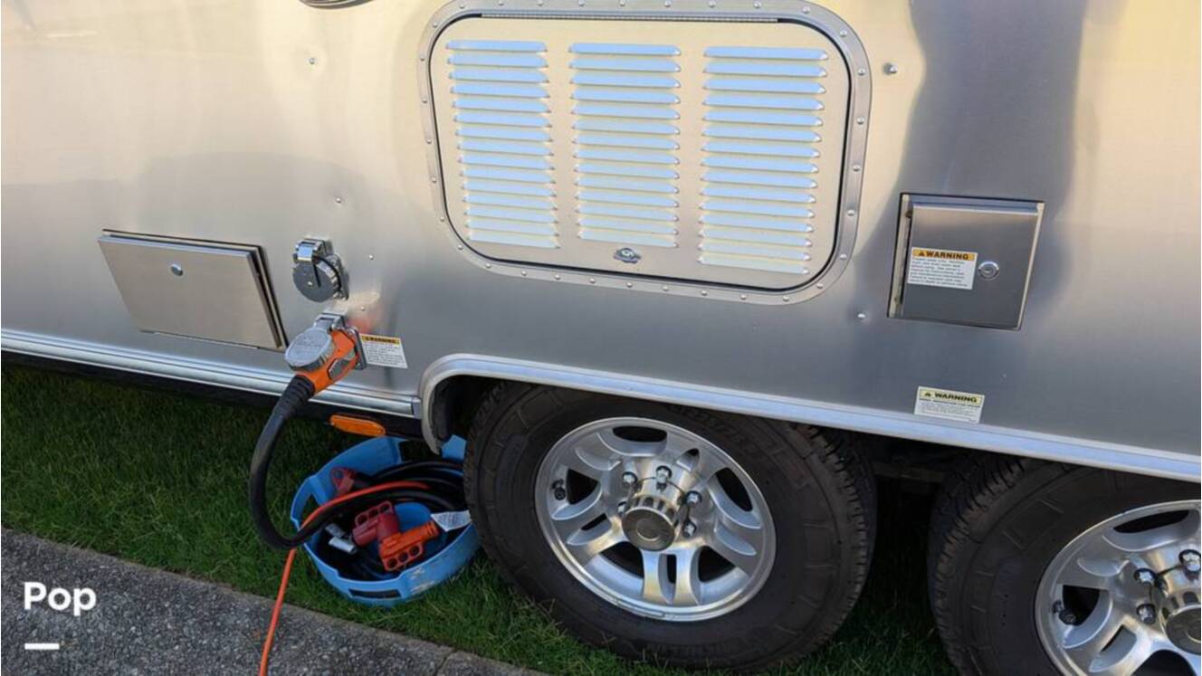 A photo of this 2018 Airstream Classic 30RB