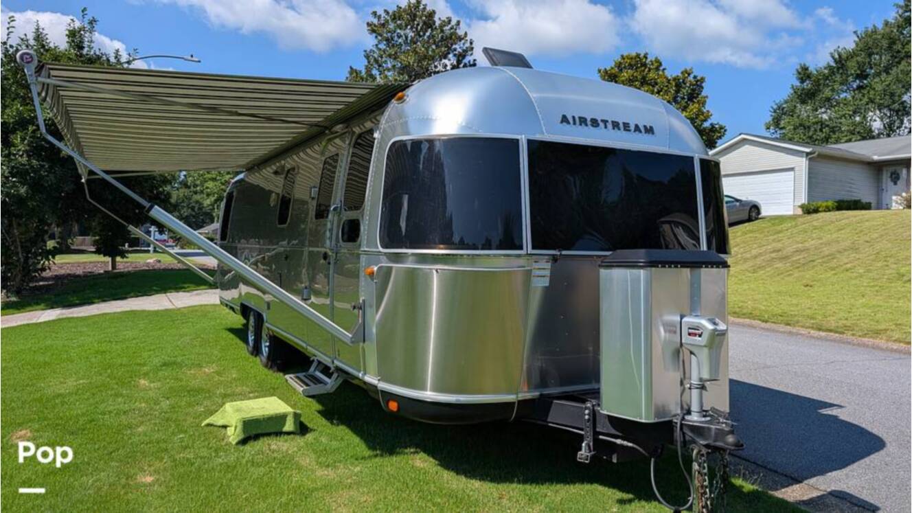 A photo of this 2018 Airstream Classic 30RB