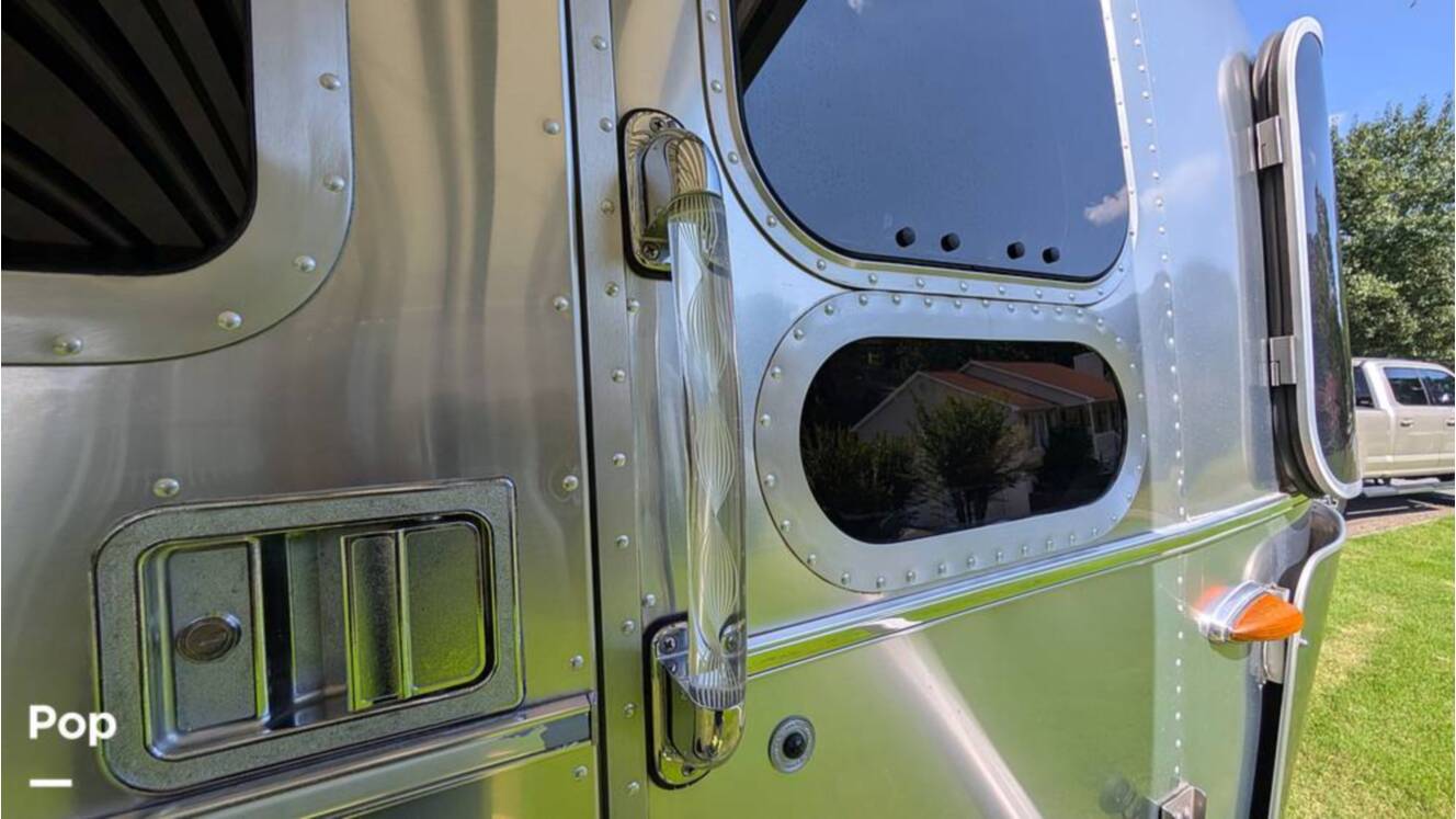 A photo of this 2018 Airstream Classic 30RB