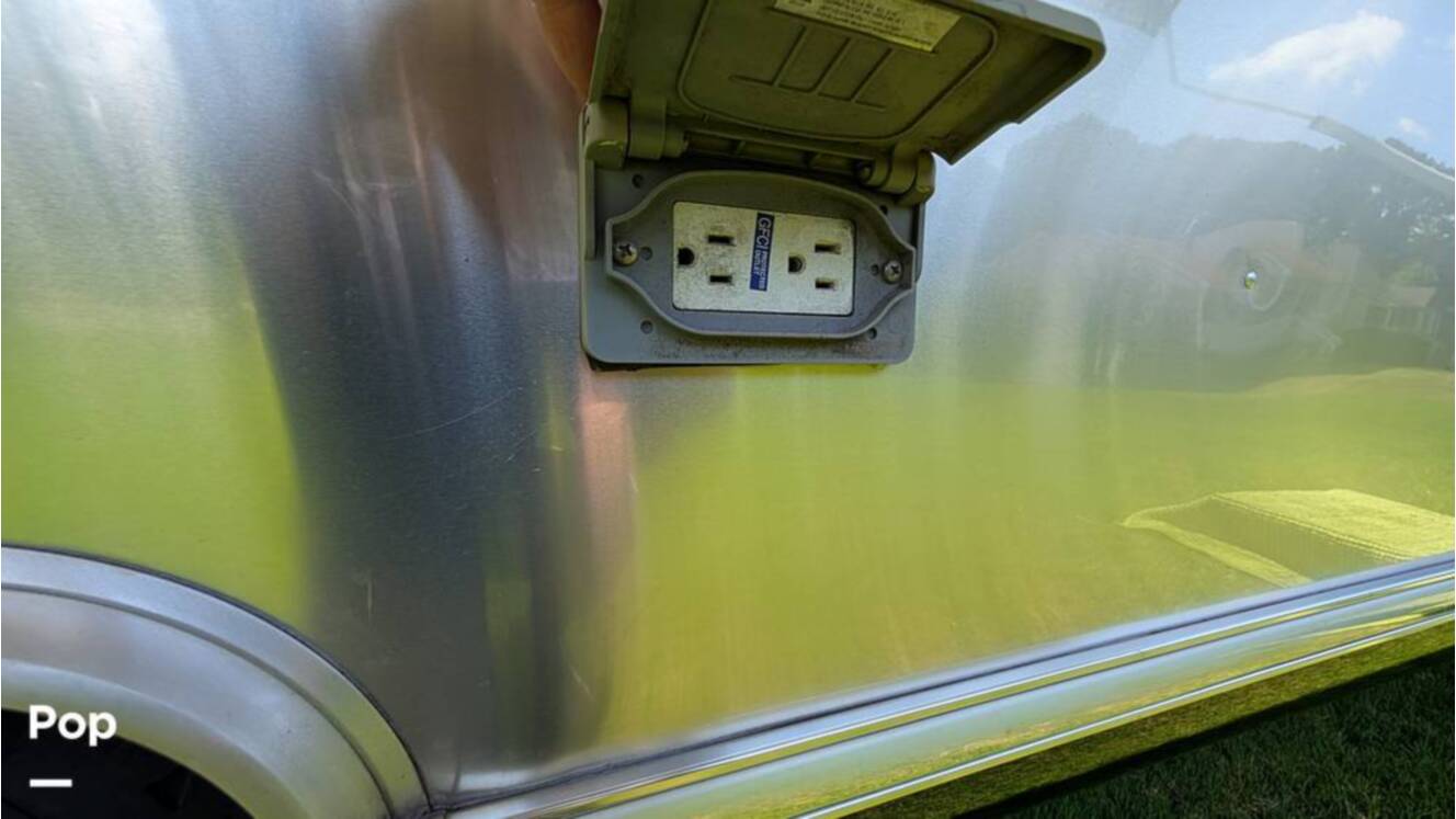 A photo of this 2018 Airstream Classic 30RB