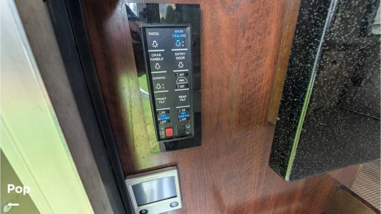 A photo of this 2018 Airstream Classic 30RB
