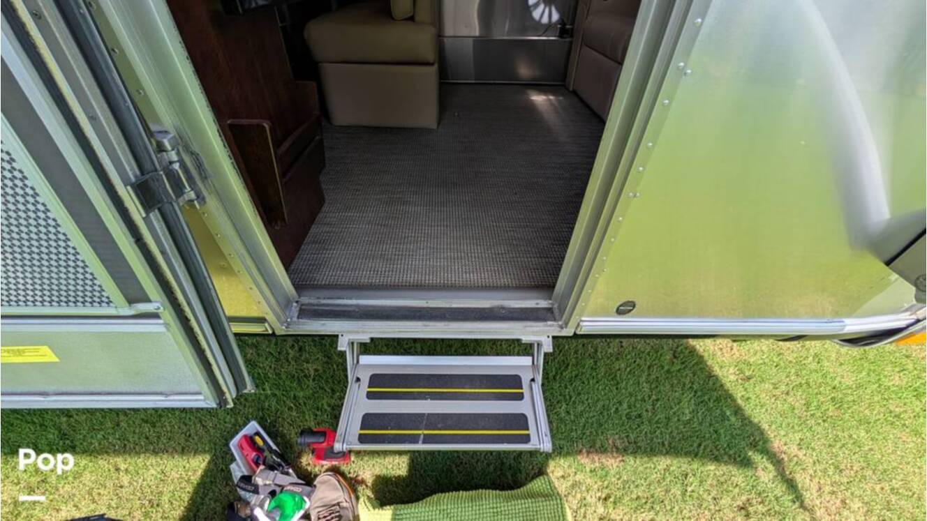 A photo of this 2018 Airstream Classic 30RB
