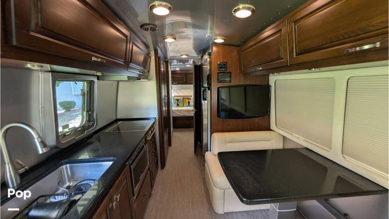 A photo of this 2018 Airstream Classic 30RB