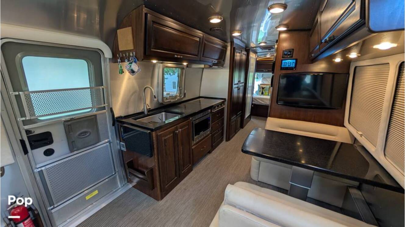 A photo of this 2018 Airstream Classic 30RB