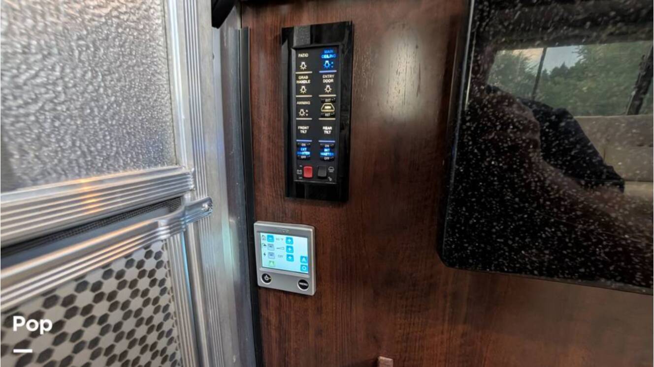 A photo of this 2018 Airstream Classic 30RB