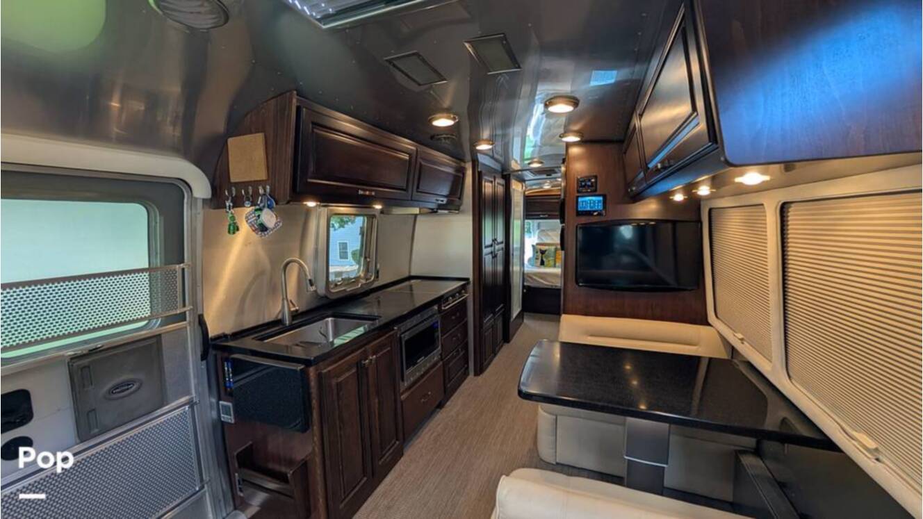A photo of this 2018 Airstream Classic 30RB