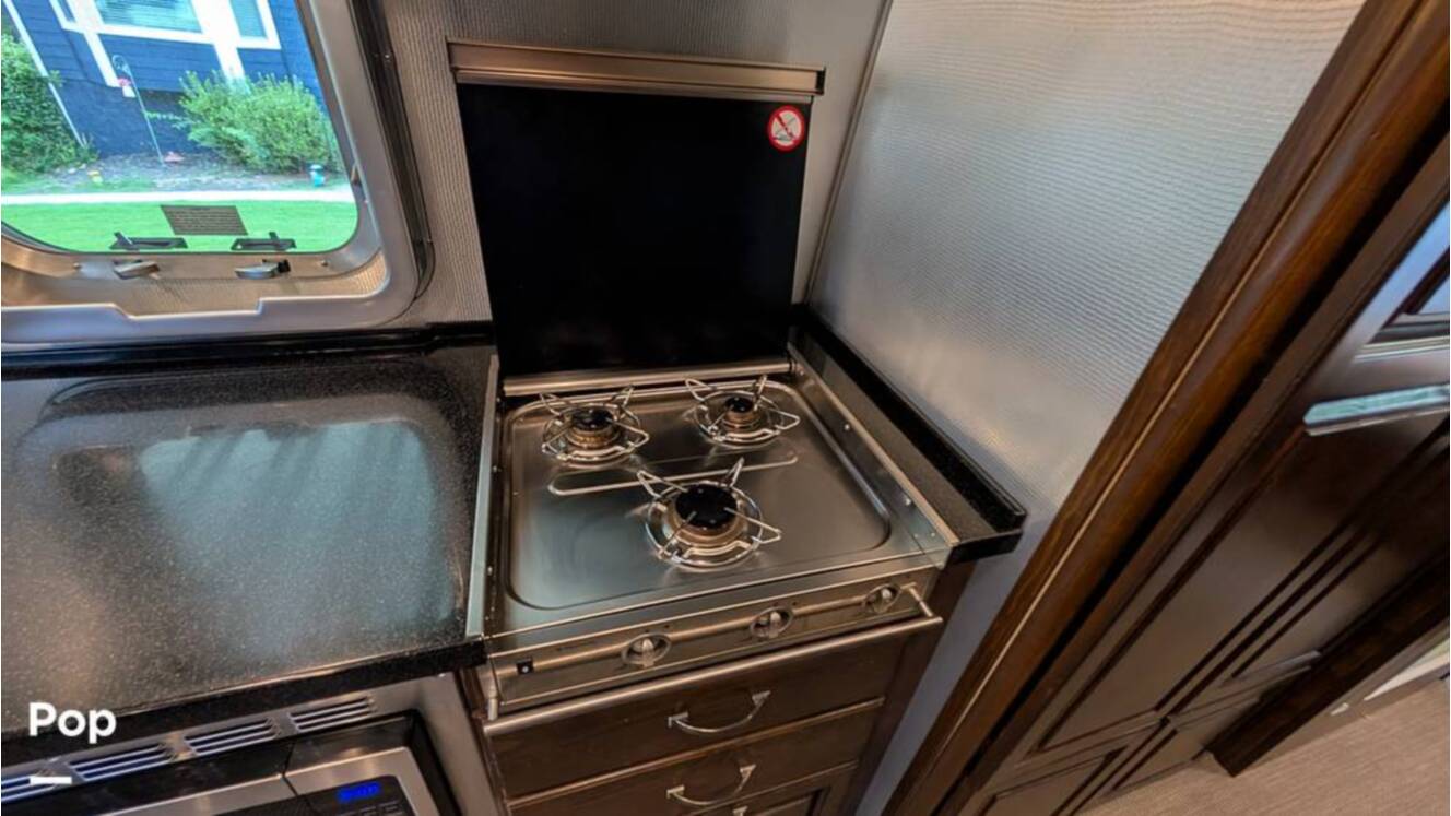 A photo of this 2018 Airstream Classic 30RB