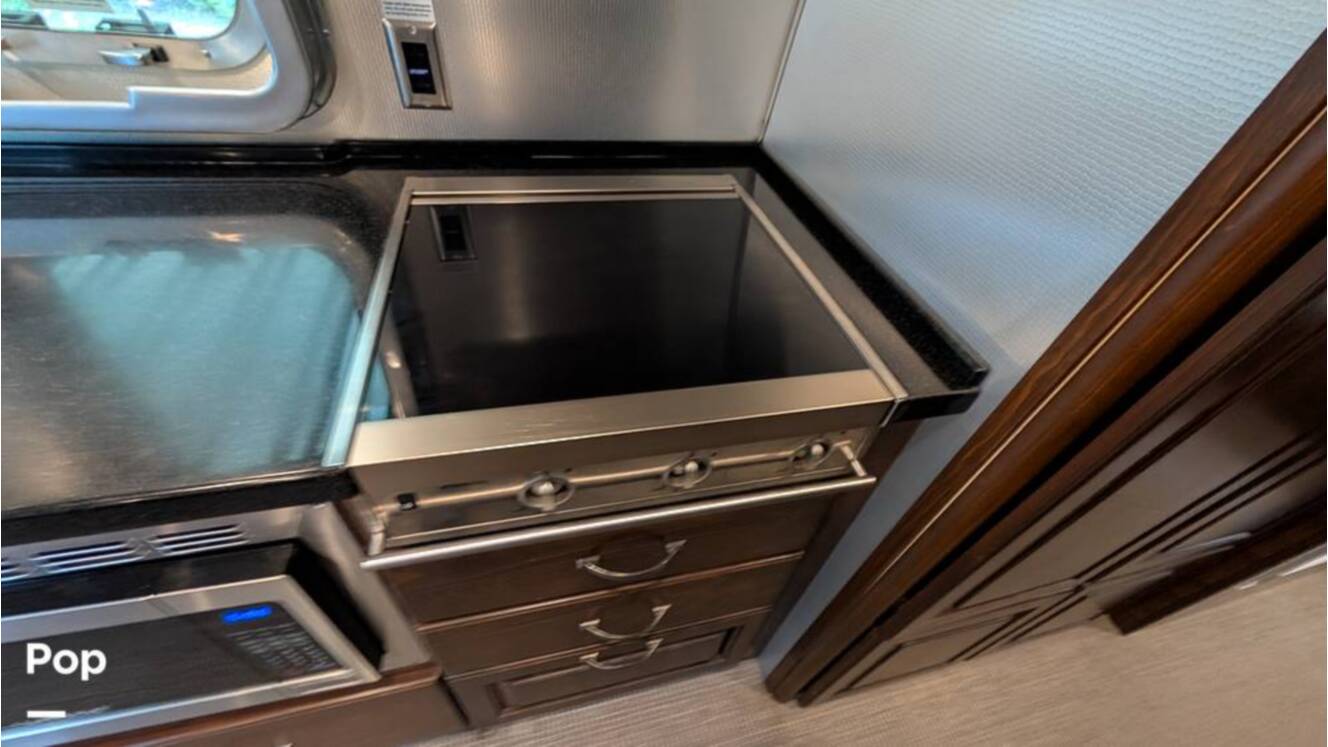 A photo of this 2018 Airstream Classic 30RB
