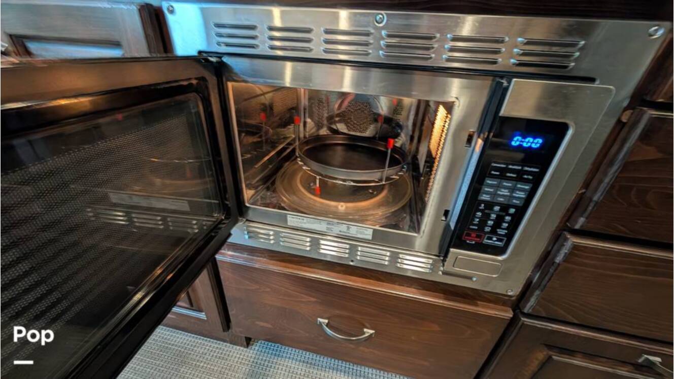 A photo of this 2018 Airstream Classic 30RB