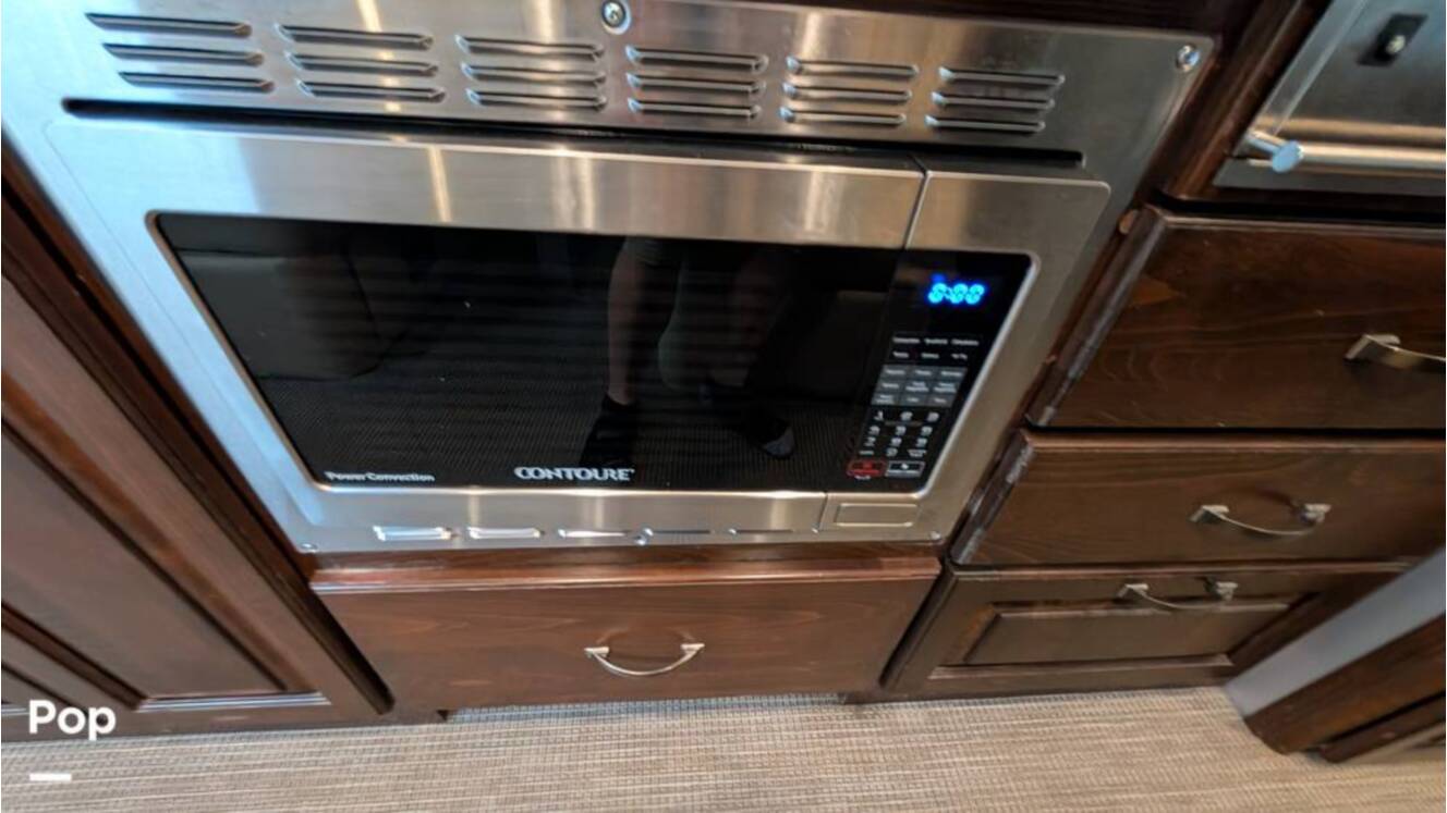 A photo of this 2018 Airstream Classic 30RB
