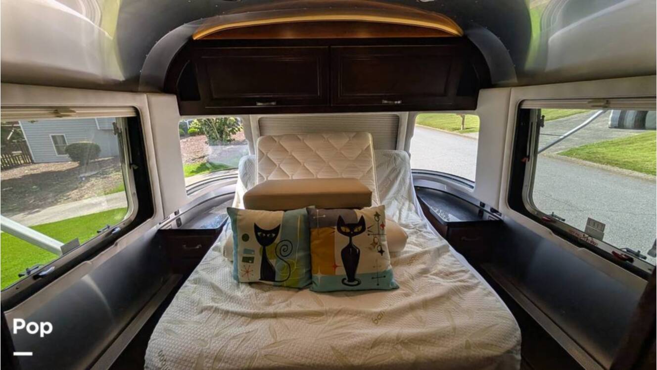 A photo of this 2018 Airstream Classic 30RB