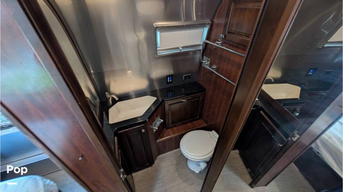 A photo of this 2018 Airstream Classic 30RB