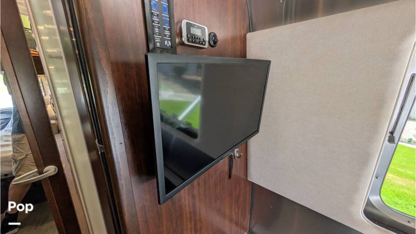 A photo of this 2018 Airstream Classic 30RB