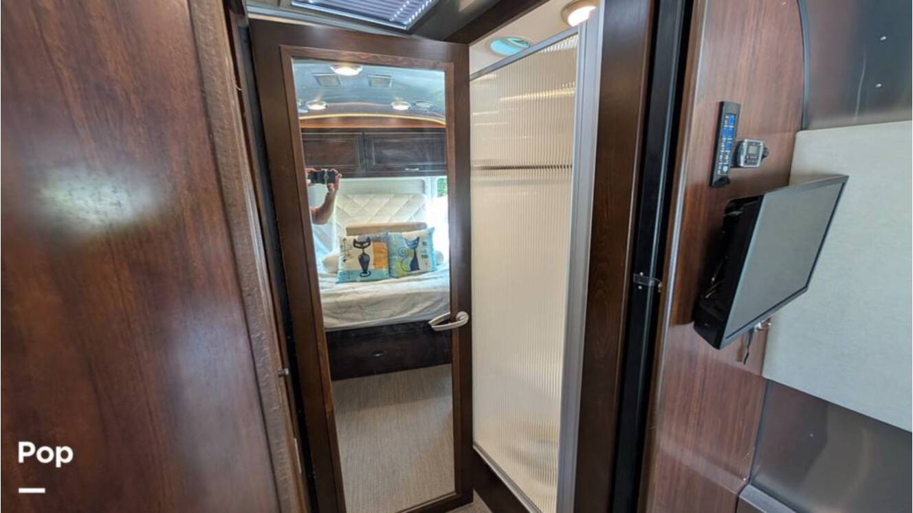 A photo of this 2018 Airstream Classic 30RB