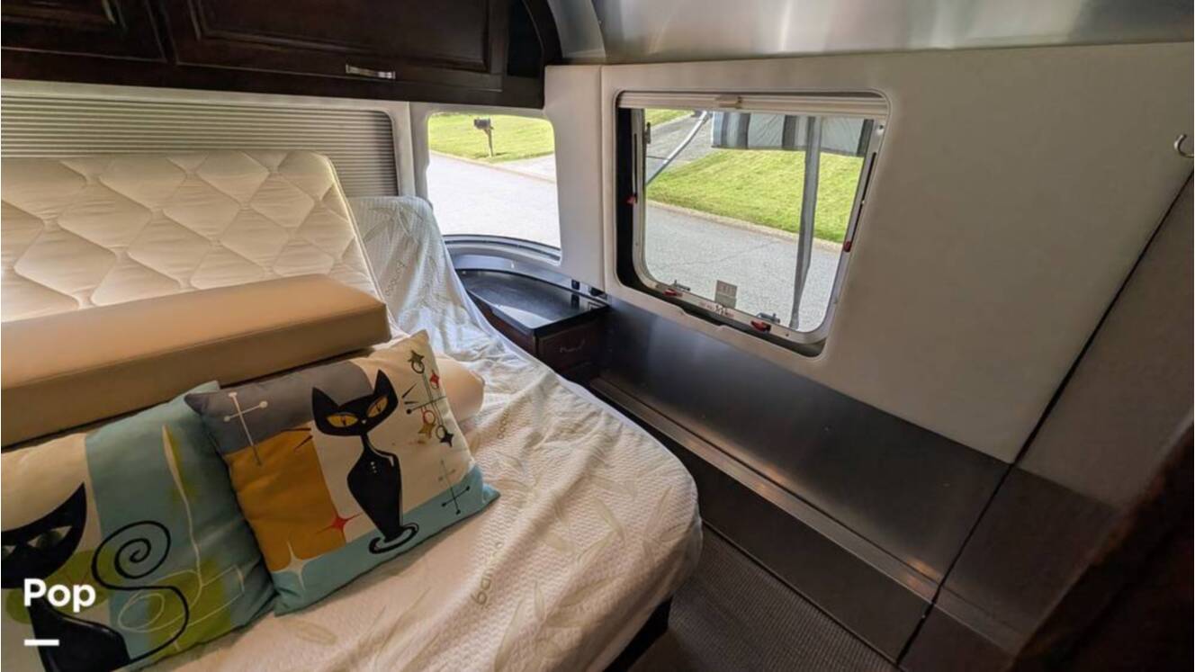 A photo of this 2018 Airstream Classic 30RB