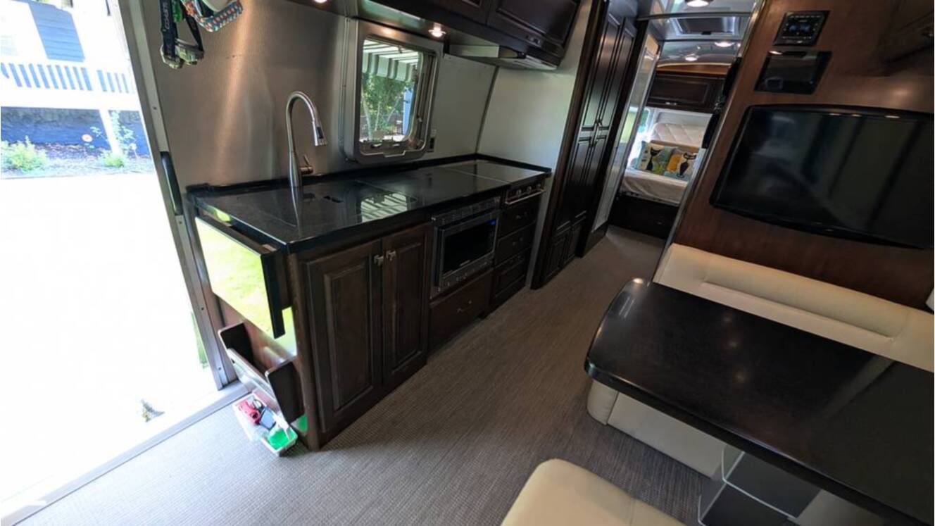 A photo of this 2018 Airstream Classic 30RB