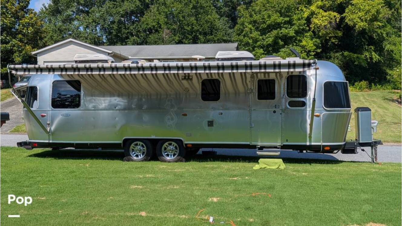 A photo of this 2018 Airstream Classic 30RB