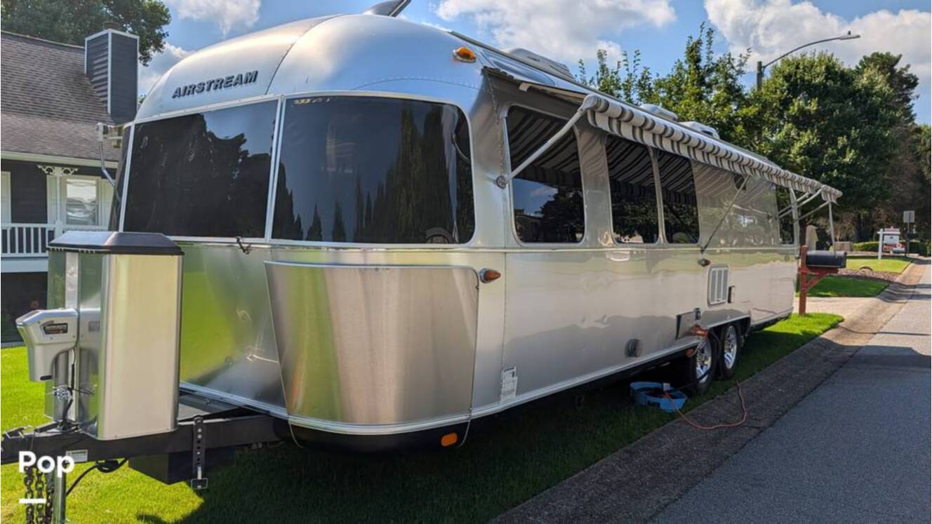 A photo of this 2018 Airstream Classic 30RB