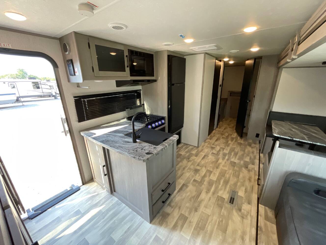 A photo of this 2023 Dutchmen KODIAK 283BHSL