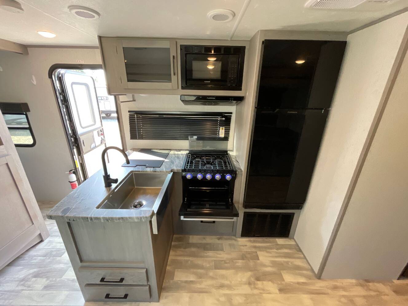 A photo of this 2023 Dutchmen KODIAK 283BHSL