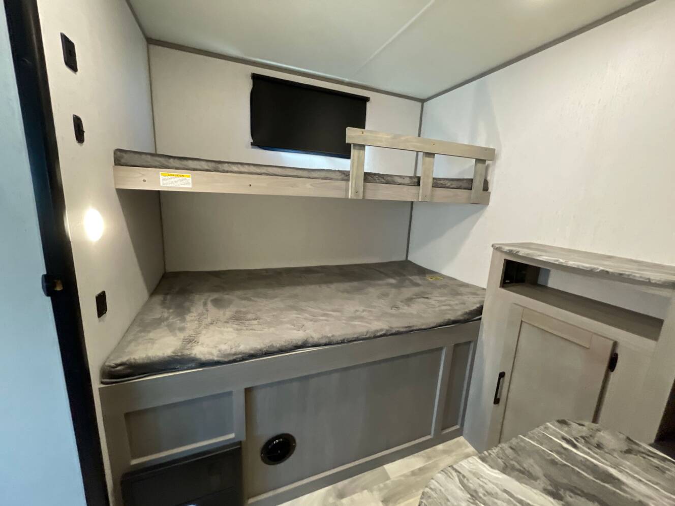 A photo of this 2023 Dutchmen KODIAK 283BHSL