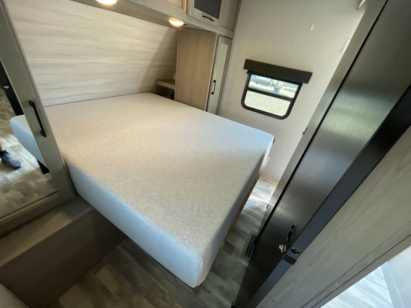A photo of this 2023 Dutchmen KODIAK 283BHSL