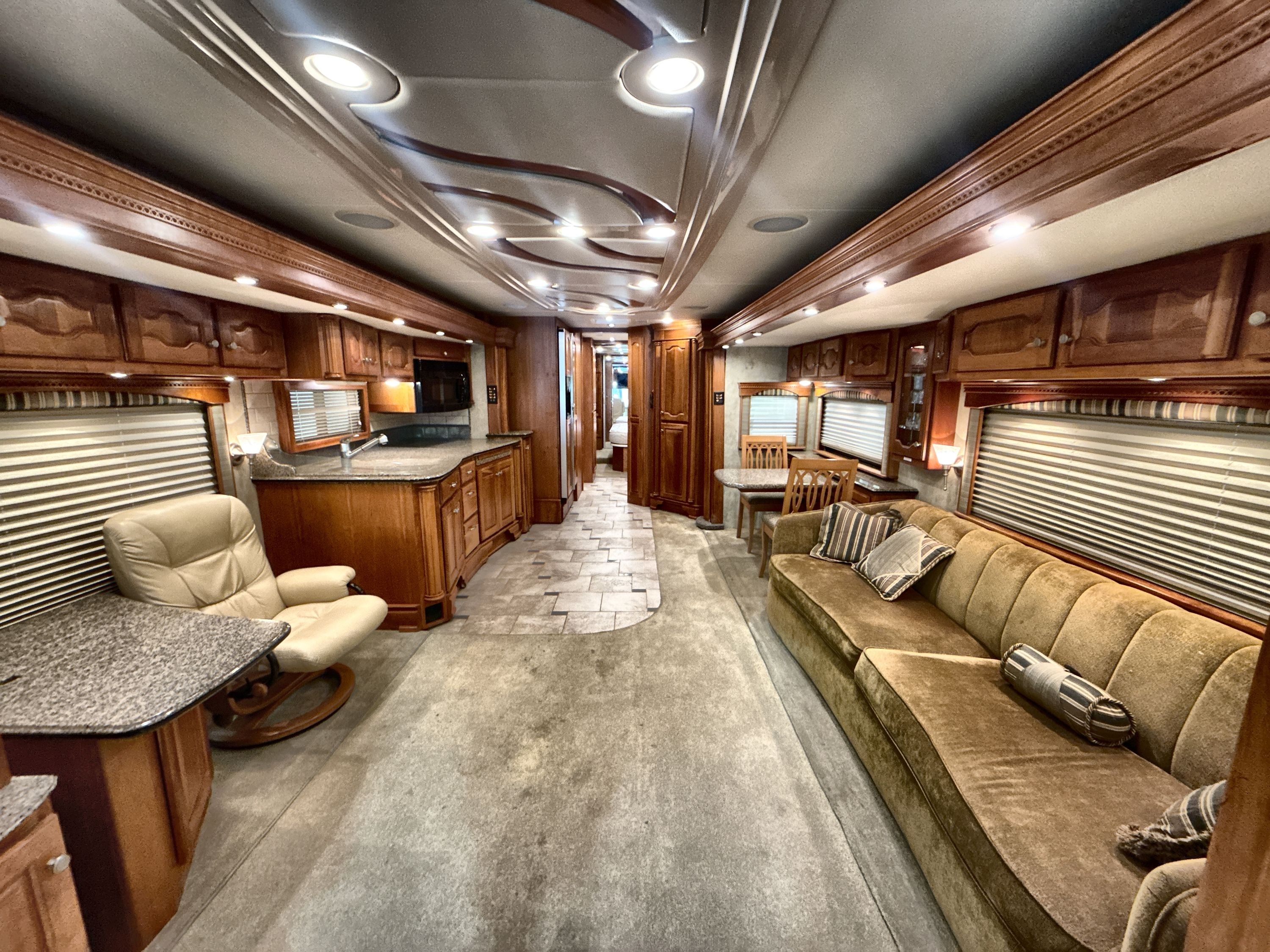 2007 Country Coach INTRIGUE 530 OVATION II 400 QUAD SLIDE OVATION II (QUAD SLIDE) in wauconda IL