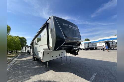2027 Forest River ROCKWOOD SIGNATURE 401SFB in roanoke VA