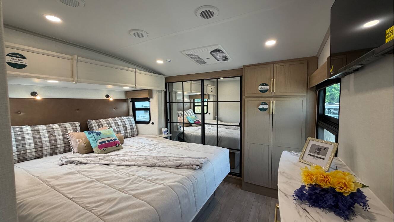 A photo of this 2027 Dutchmen EDDIE BAUER SUMMIT 3511RK