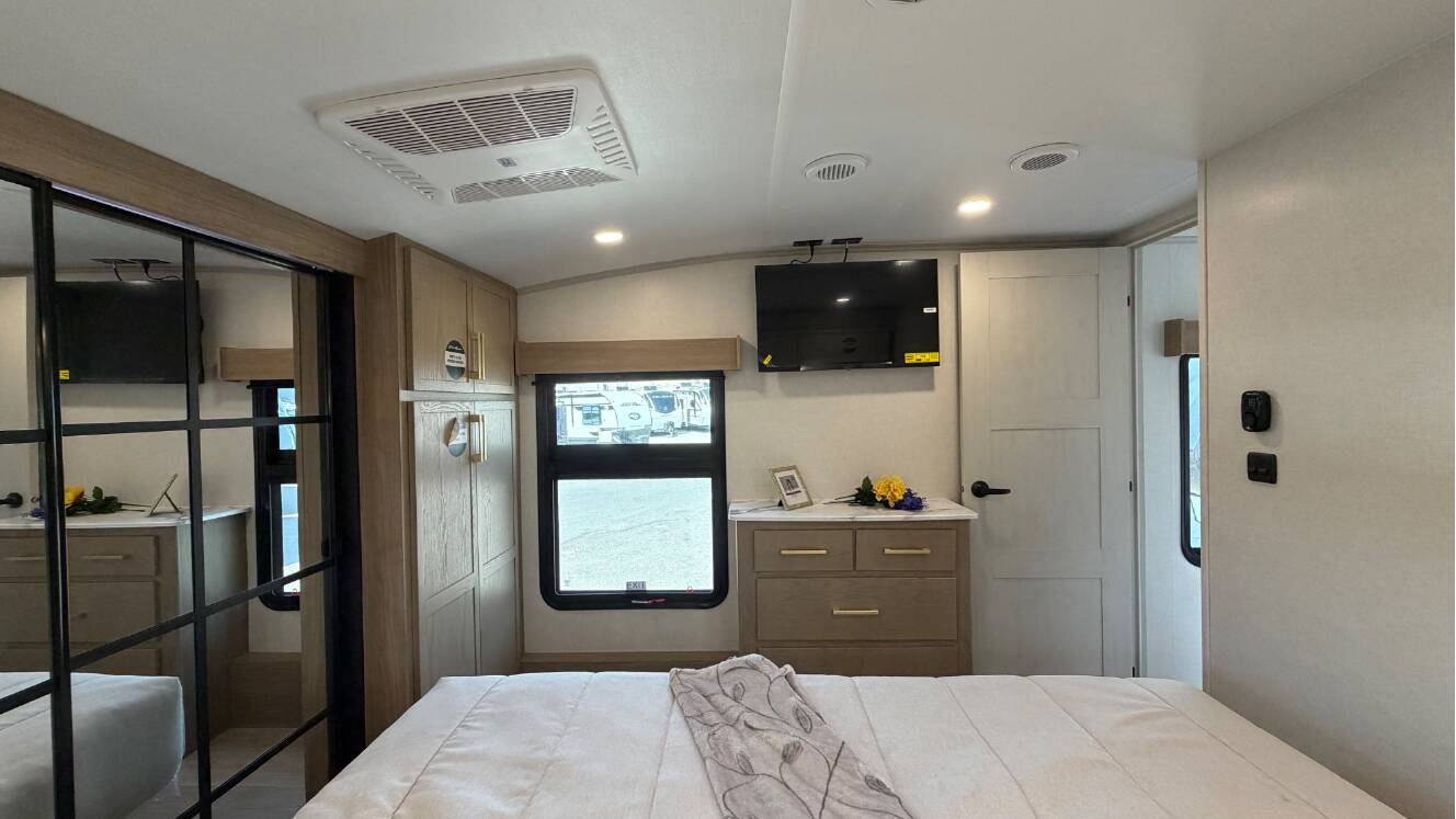 A photo of this 2027 Dutchmen EDDIE BAUER SUMMIT 3511RK