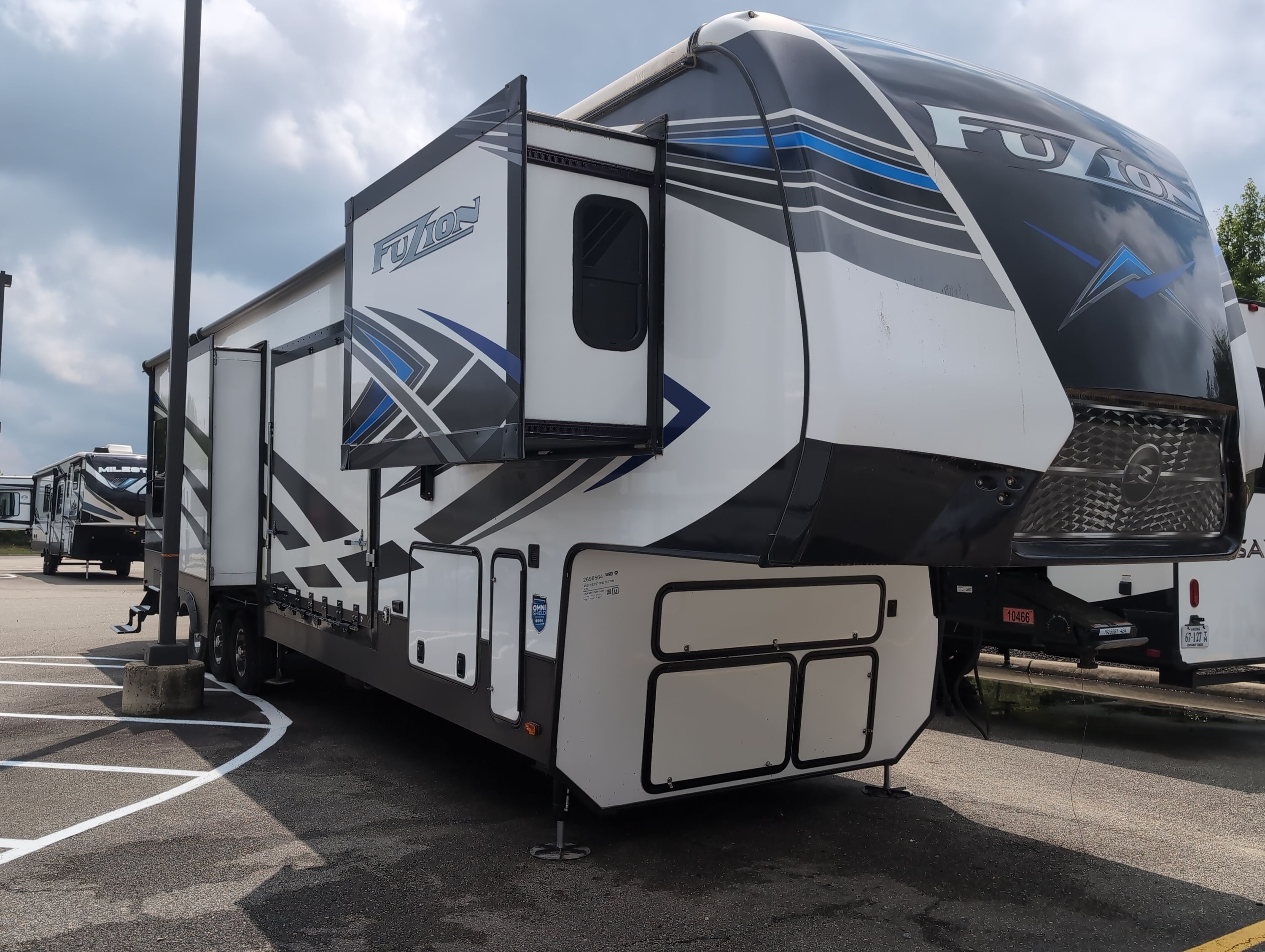 2021 Keystone FUZION 424 Fifth Wheel Toy Hauler RV