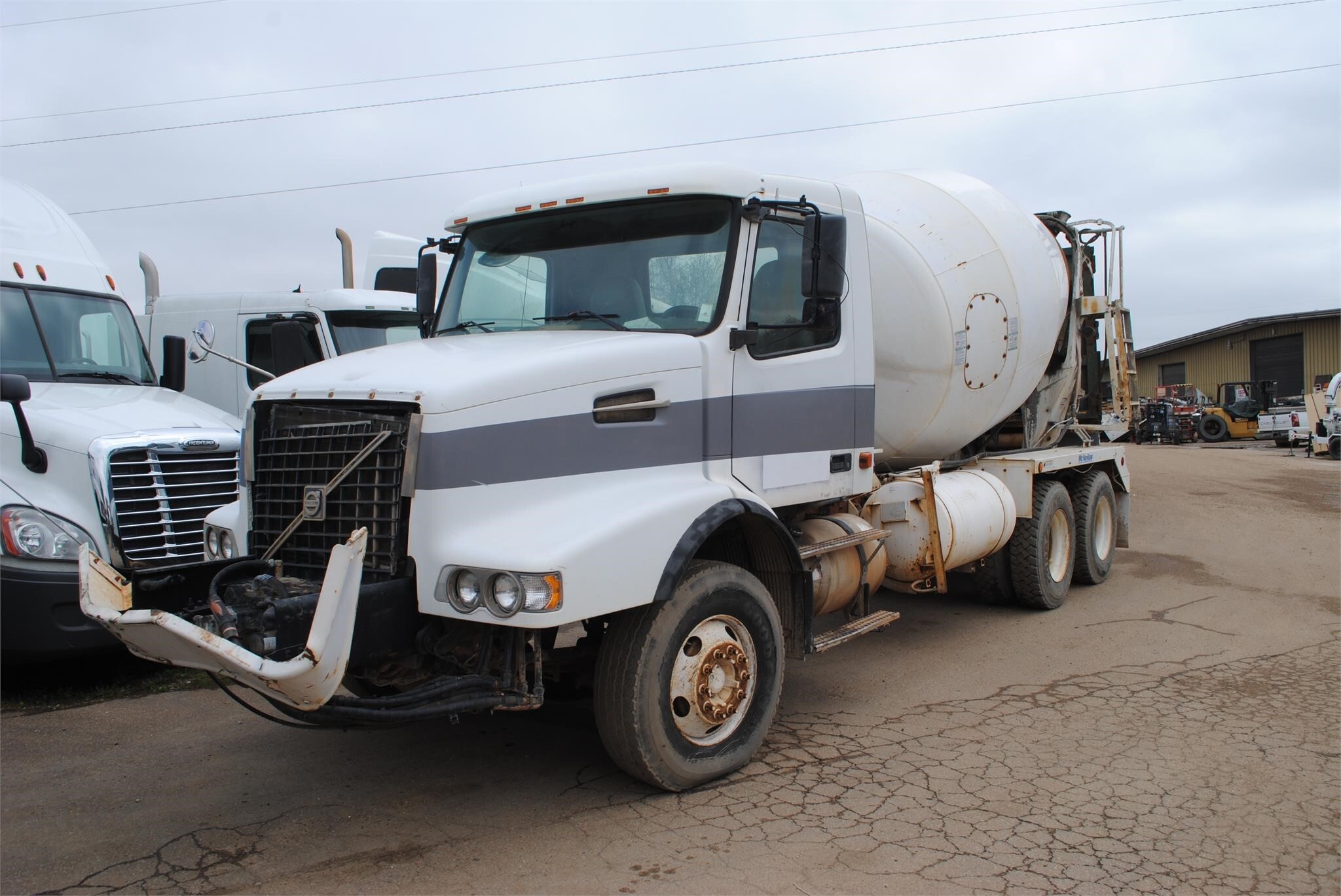 2007 VOLVO VHD64B200 in Covington, TN