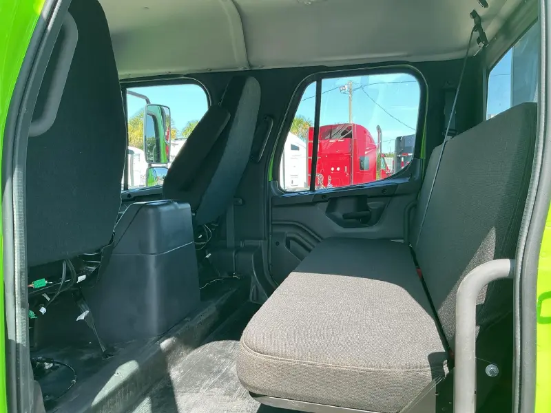 2025 FREIGHTLINER BUSINESS CLASS M2 106
