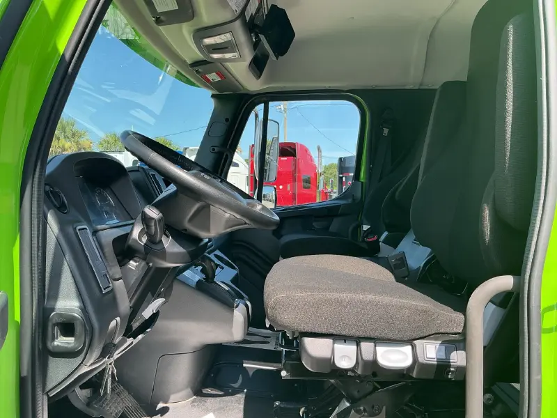 2025 FREIGHTLINER BUSINESS CLASS M2 106