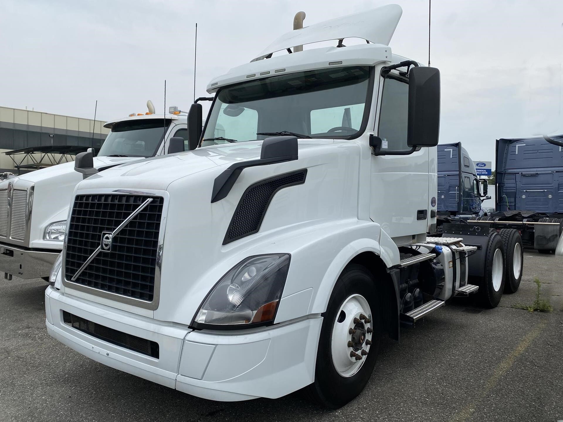 2017 VOLVO VNL64T300 in Bloomsbury, NJ