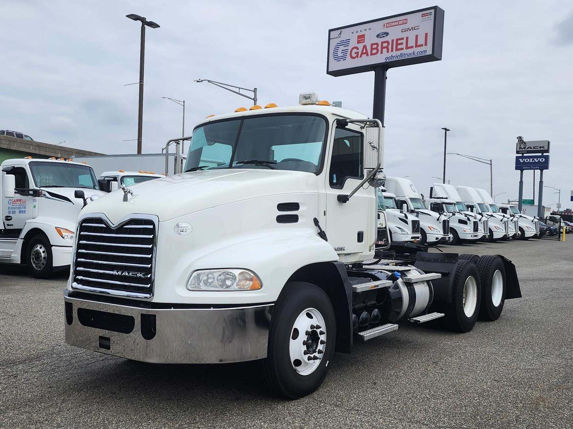 2016 MACK 600 in Bloomsbury, NJ