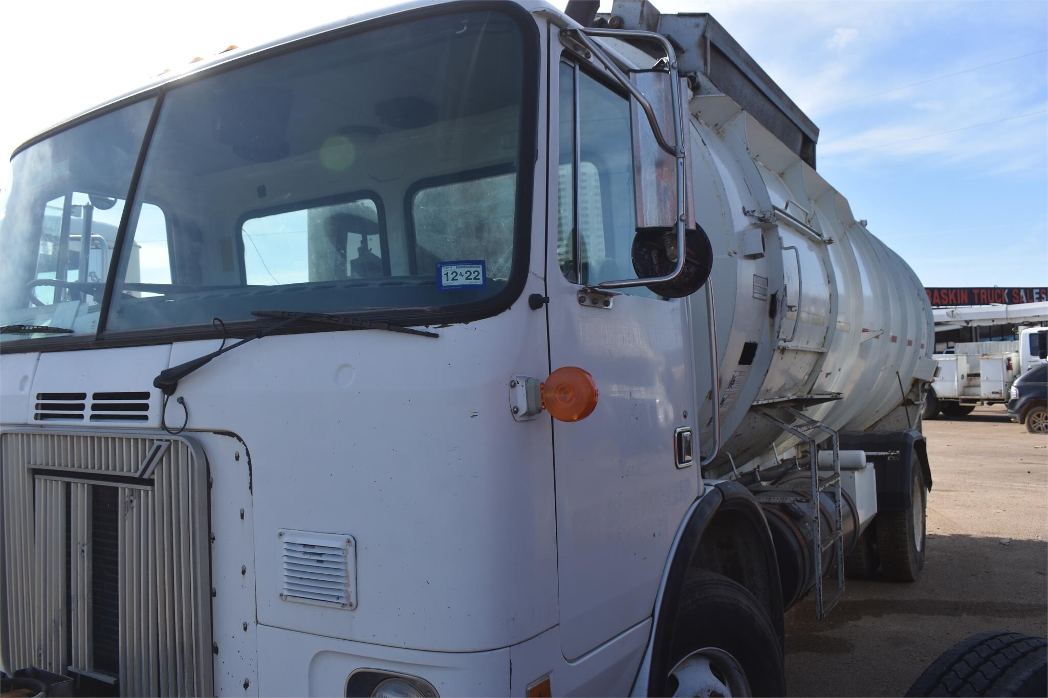 1998 VOLVO XPEDITOR WX in Covington, TN