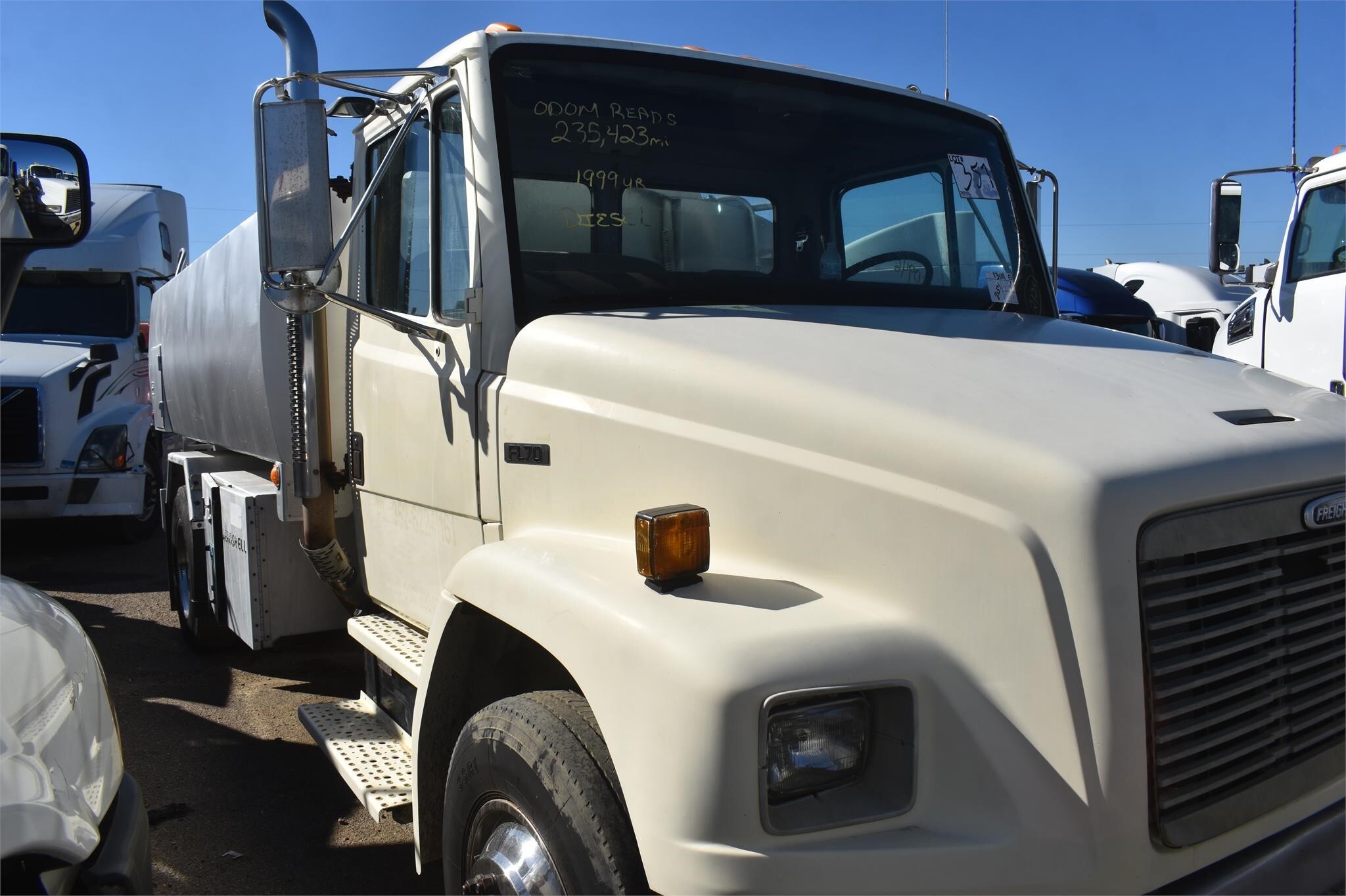1999 FREIGHTLINER FL70 in Covington, TN