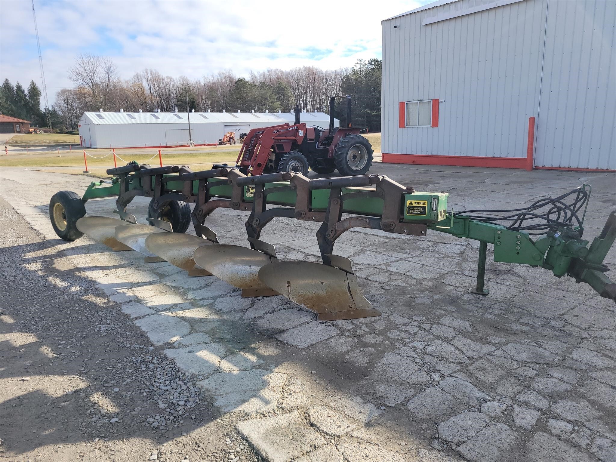 JOHN DEERE 2810 in Marlette, MI