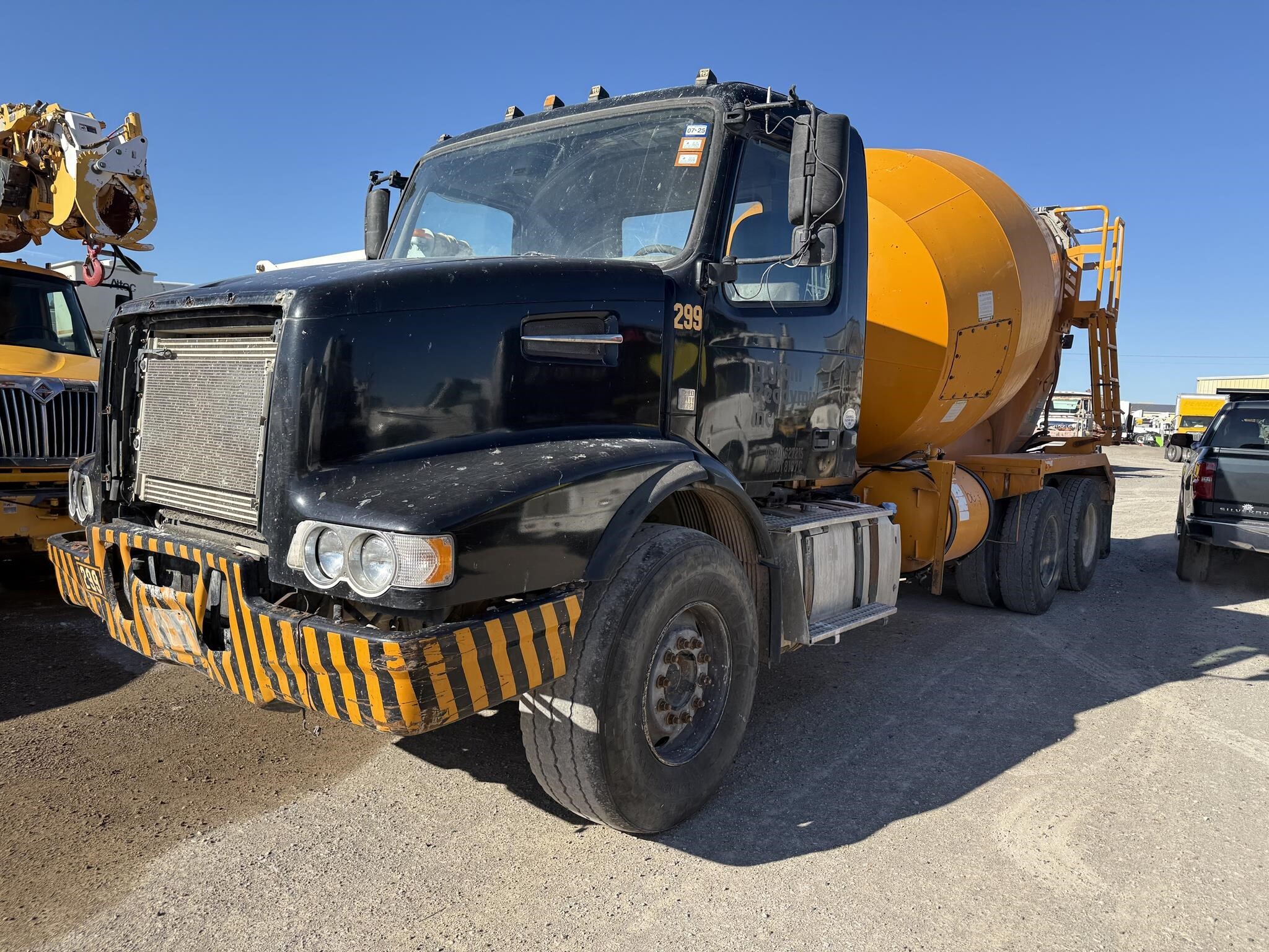 2015 VOLVO VHD64F200 in Covington, TN
