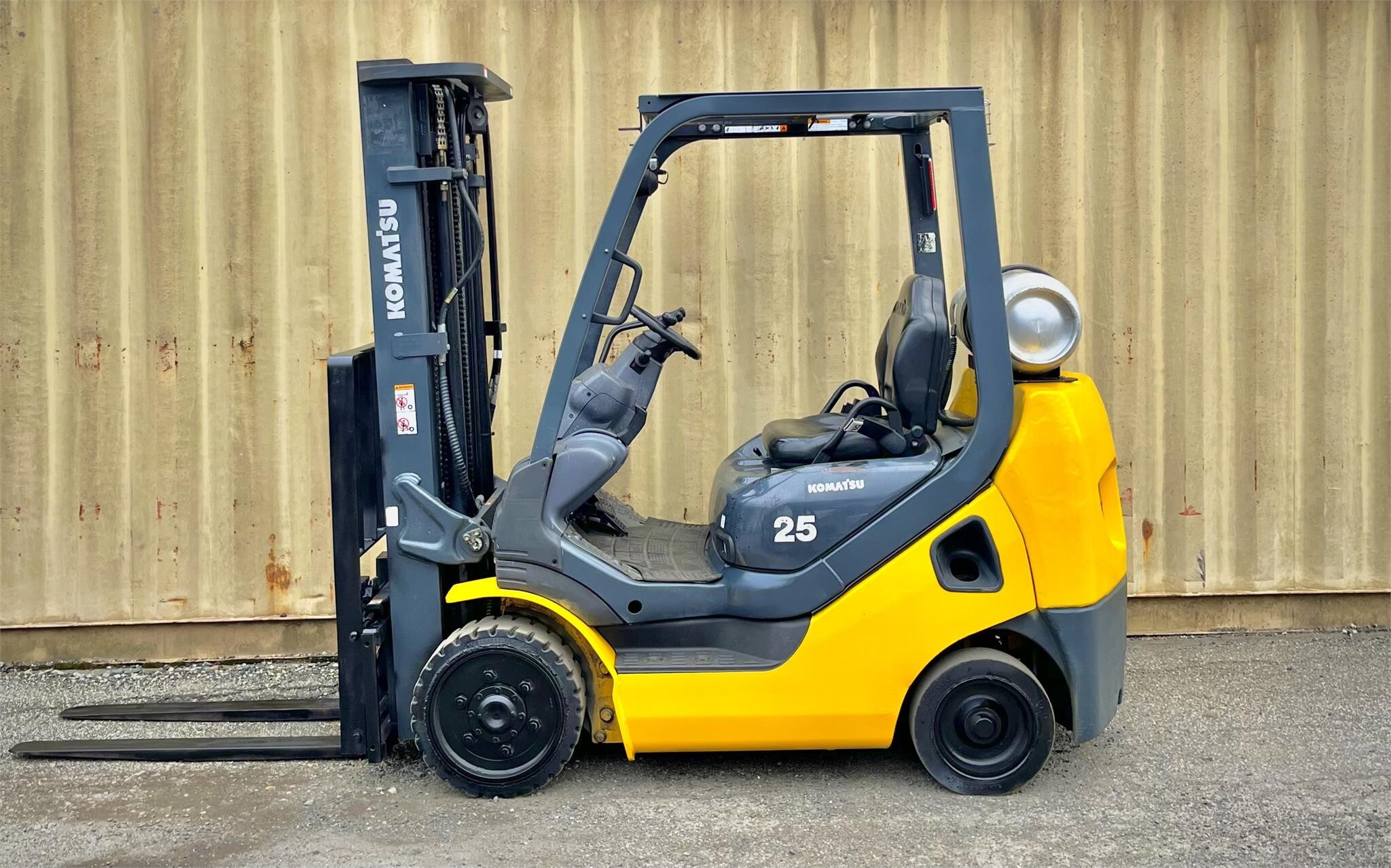 2015 KOMATSU AFG25T-16 in Clifton, NJ