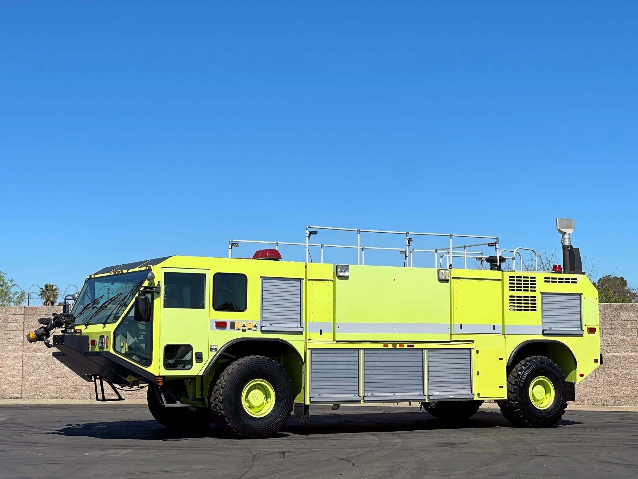 2003 OSHKOSH STRIKER in Sacramento, CA