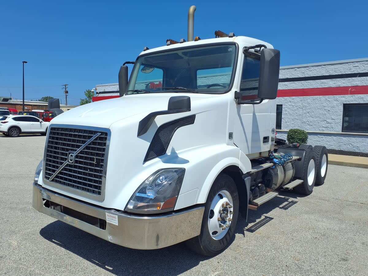 2016 VOLVO VNL64TRACTOR in Cleveland, OH