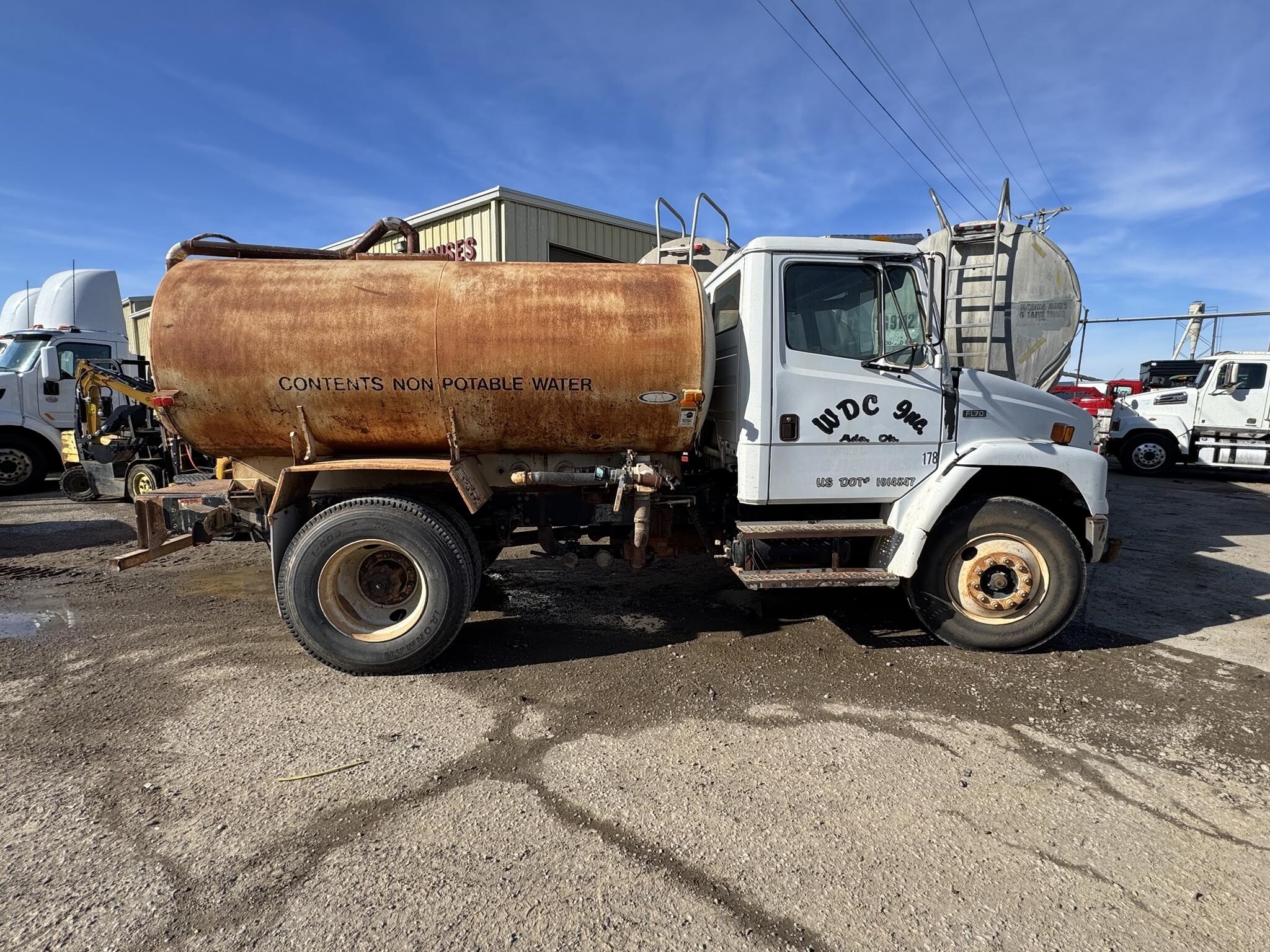 2000 FREIGHTLINER FL70 in Covington, TN
