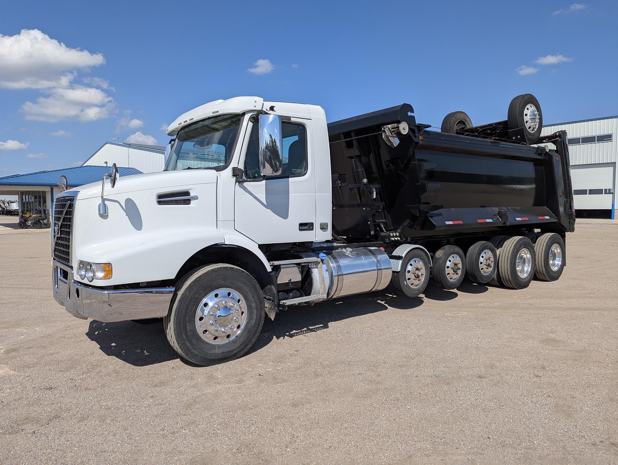 2016 VOLVO VHD104B200 in Sawyer, KS