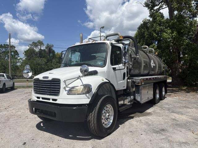 2010 FREIGHTLINER BUSINESS CLASS M2 106 in Seabrook, NH