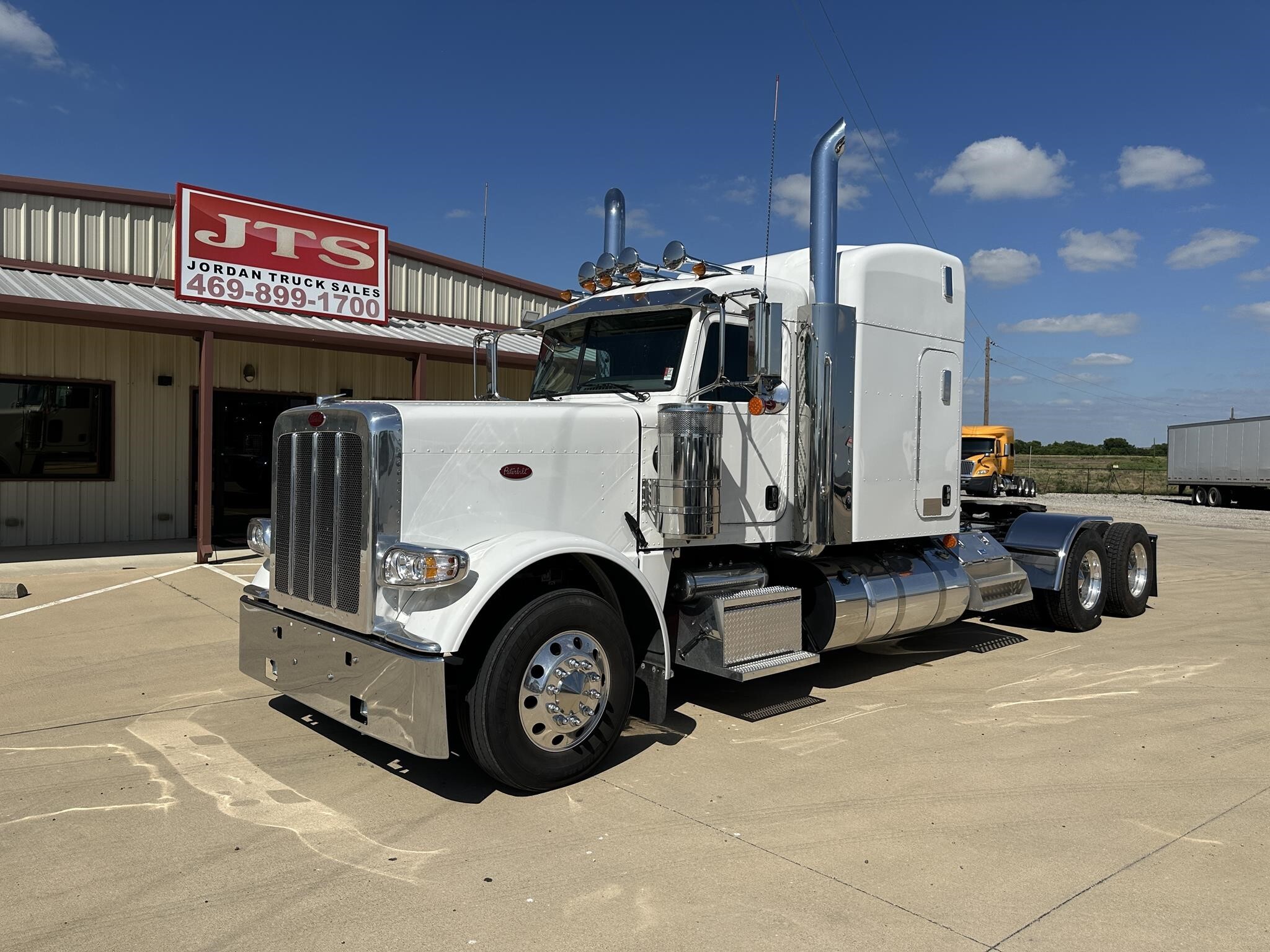 2024 PETERBILT 389 in Rhome, TX